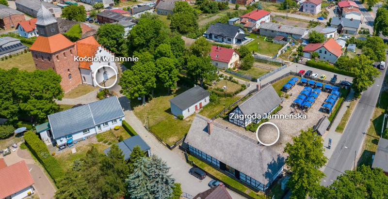 Wirtualny na Zagrodę Jamneńską z drona (kliknięcie spowoduje przejście do zewnętrznej strony).