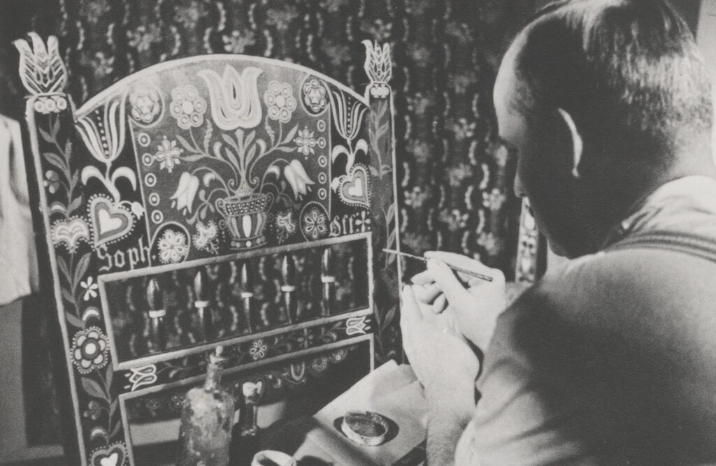 Kadr z filmu reklamowanego Pomorskiej Krajowej Kasy Spółdzielczej w Szczecinie z 1931 roku, na którym Karl Mielke restauruje krzesło weselne dla Sophie Ott