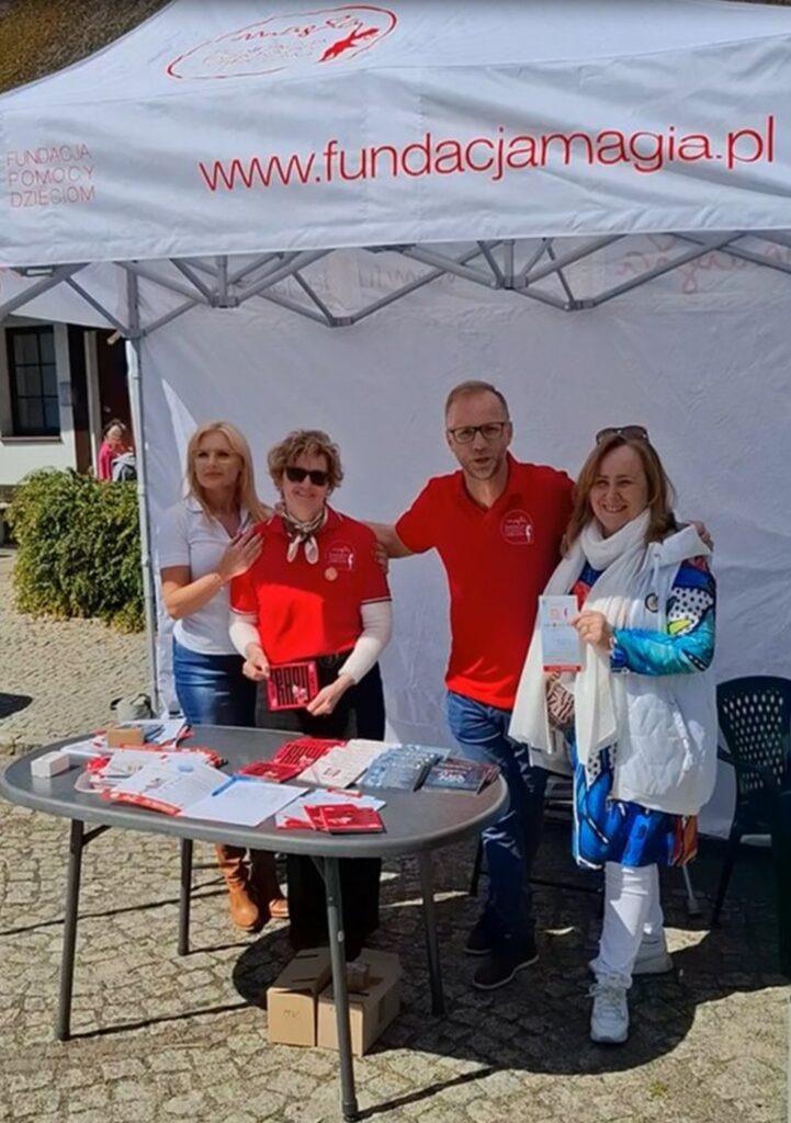 Przedstawiciele Fundacji Magia na pamiątkowym zdjęciu z panią dyrektor Muzeum w Koszalinie.