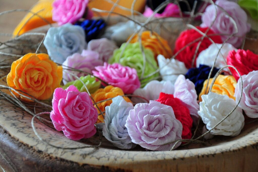 Zebrane w naczyniu kolorowe kwiaty wykonane z bibuły (kliknięcie spowoduje powiększenie zdjęcia)