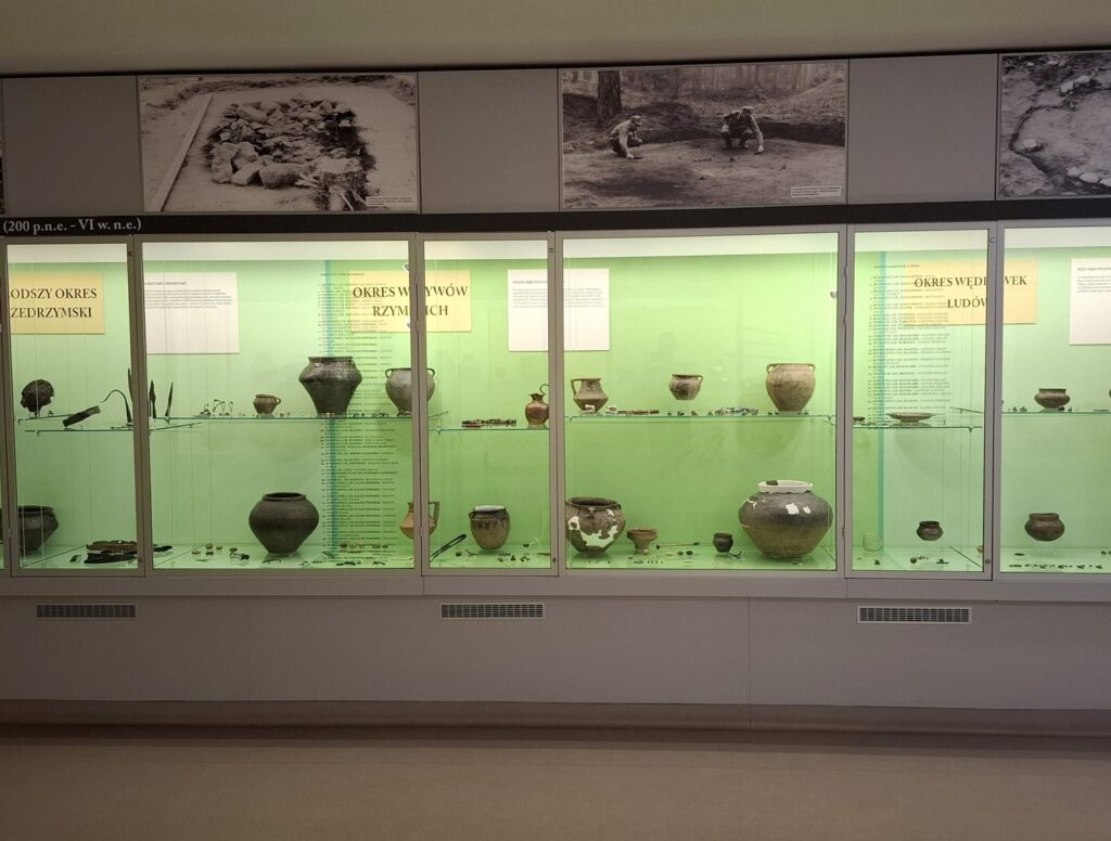 Gablota z naczyniami ceramicznymi z pradziejów Pomorza, ułożonymi według chronologii i opisanymi na planszach (kliknięcie powiększy zdjęcie)