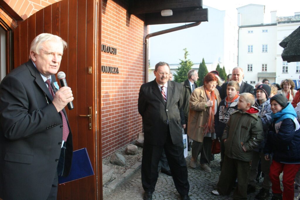 Przemówienie inauguracyjne przed wejściem do muzeum, mężczyzna przemawiający do zgromadzonych gości podczas otwarcia wystawy (kliknięcie powiększy zdjęcie)