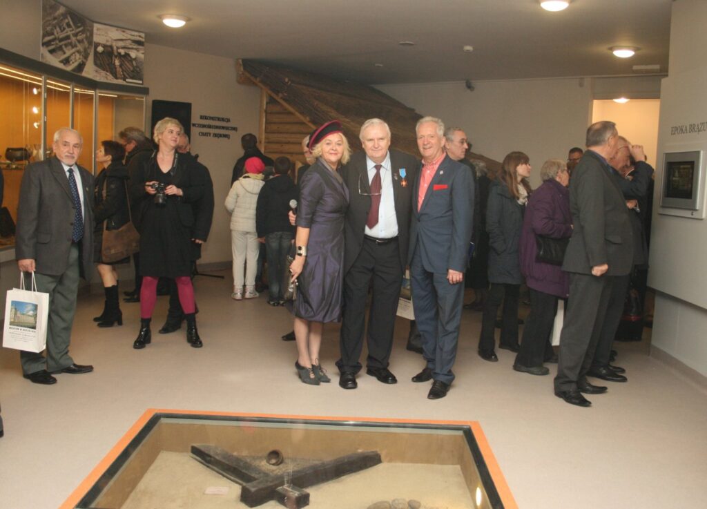 Uczestnicy otwarcia wystawy zgromadzeni we wnętrzu muzeum, rozmowy i pierwsze oglądanie ekspozycji (kliknięcie powiększy zdjęcie)