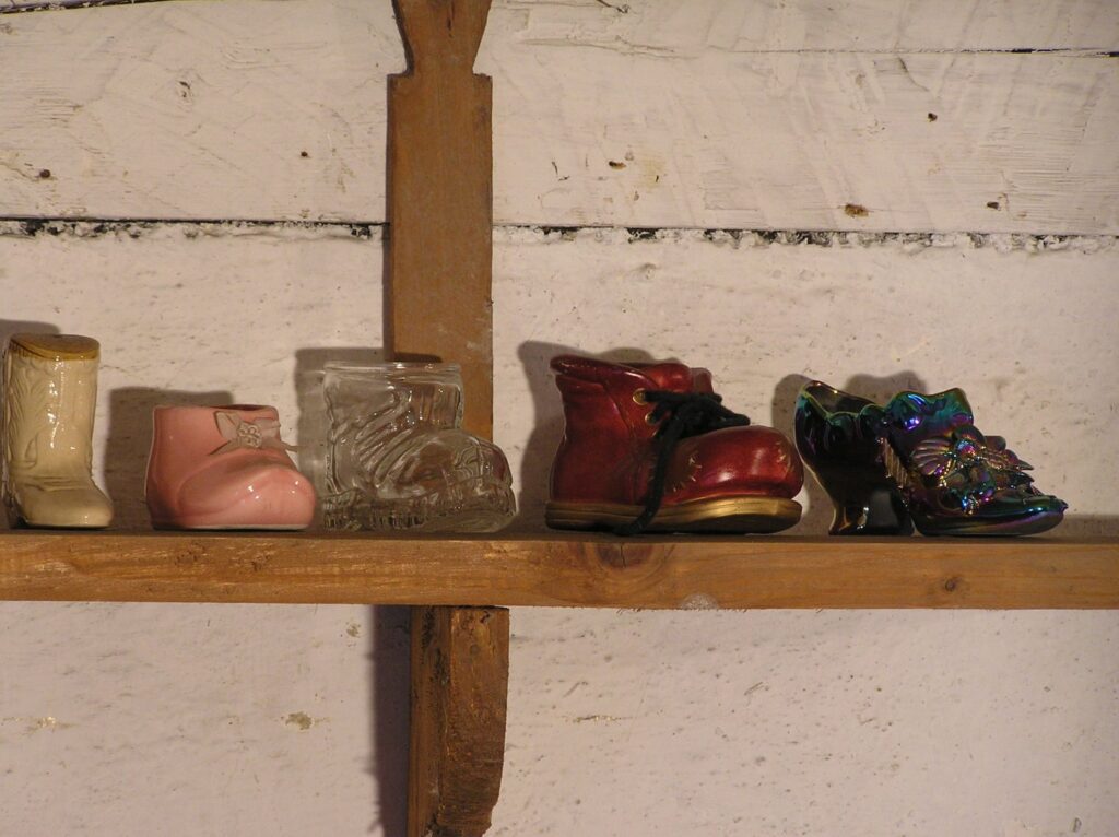 Półka z dziecięcym i dorosłym obuwiem prezentowanym jako element ekspozycji warsztatu szewskiego (kliknięcie powiększy zdjęcie).