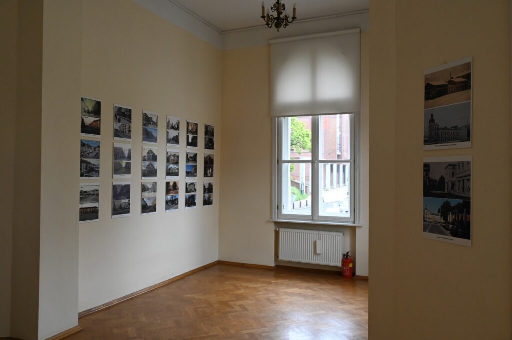 Wiszące na ścianie archiwalne zdjęcia Koszalina wraz z ich współczesnymi odpowiednikami. Na środku okno z widokiem na ulicę Młyńską (kliknięcie powiększy zdjęcie)