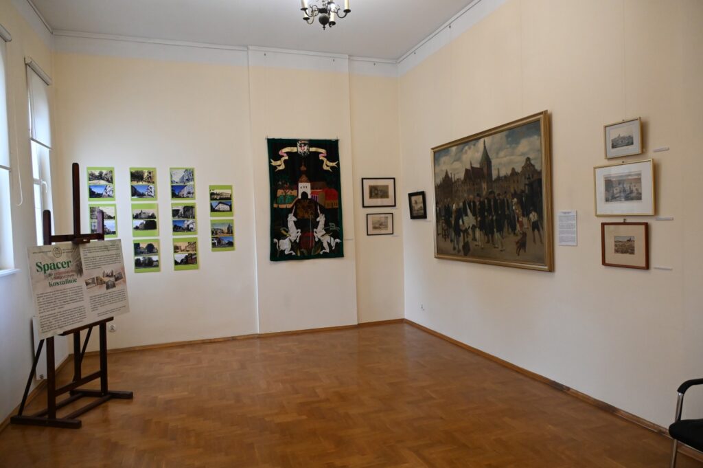 Zawieszone na ścianie archiwalne zdjęcia, po prawej obraz Herberta Schnürpla ukazujący Koszalin po pożarze w 1718 roku, w tle koszalińska Katedra (kliknięcie powiększy zdjęcie)