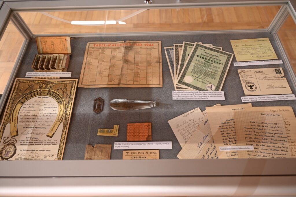 Gablota z niemieckimi dokumentami dokumentującymi życie dawnych mieszkańców Koszalina i okolic.
