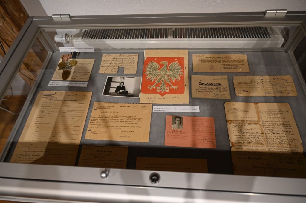 Gablota z polskimi dokumentami dokumentującymi życie mieszkańców, którzy przybyli do Koszalina w 1945 roku.