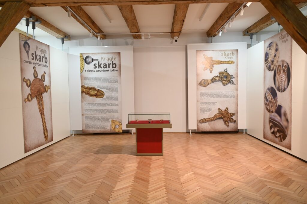 Banery w formie wydruku z informacjami o skarbie z okresu wędrówek ludów z miejscowości Krągłe (kliknięcie spowoduje powiększenie zdjęcia).