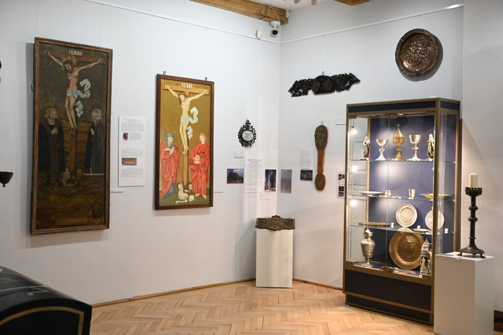 W gablocie przedmioty użytku codziennego. Na ścianach epitafia i tabliczka nagrobna (kliknięcie spowoduje powiększenie zdjęcia).