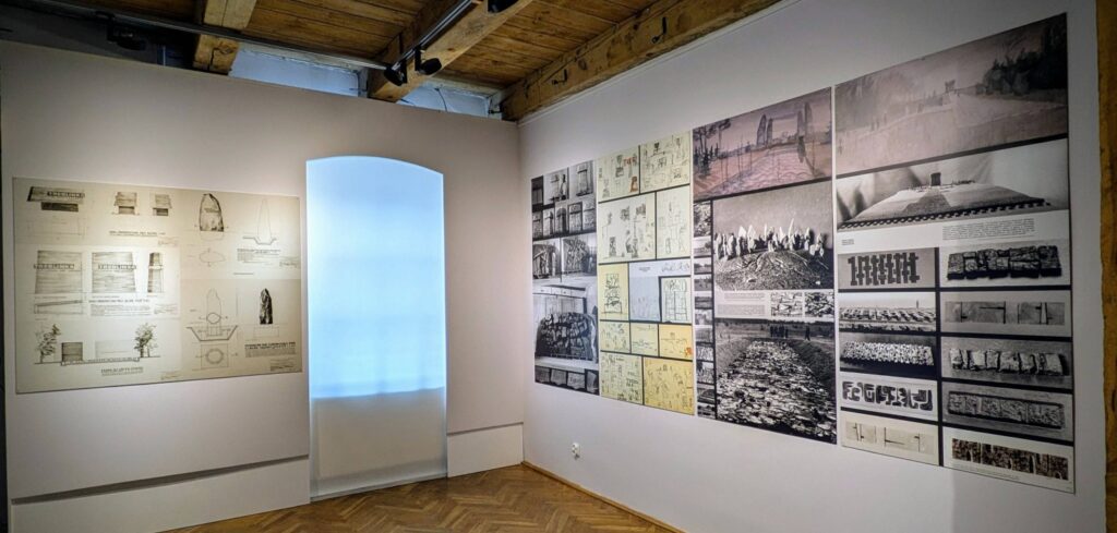 Plansze ze szkicami i wizualizacjami pomników.