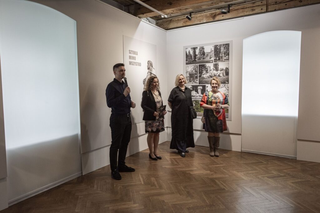 Dyrektor Muzeum, kierownik Działu Sztuki Współczesnej i kuratorzy otwierają wystawę.