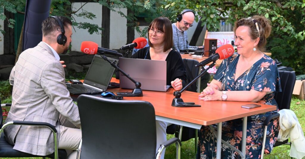 Joanna Chojecka, dyrektor Muzeum w Koszalinie, przed mikrofonem w studiu plenerowym Radia Koszalin (kliknięcie spowoduje powiększenie zdjęcia).