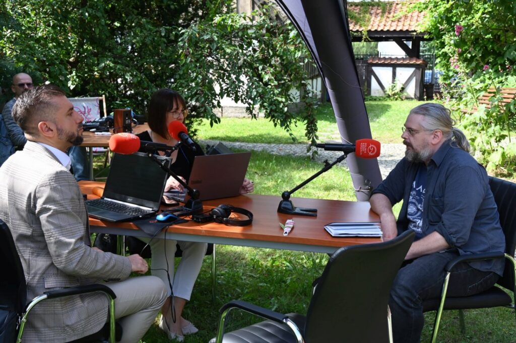 Wojciech Ciesielski przed mikrofonem w studiu plenerowym Radia Koszalin (kliknięcie spowoduje powiększenie zdjęcia).