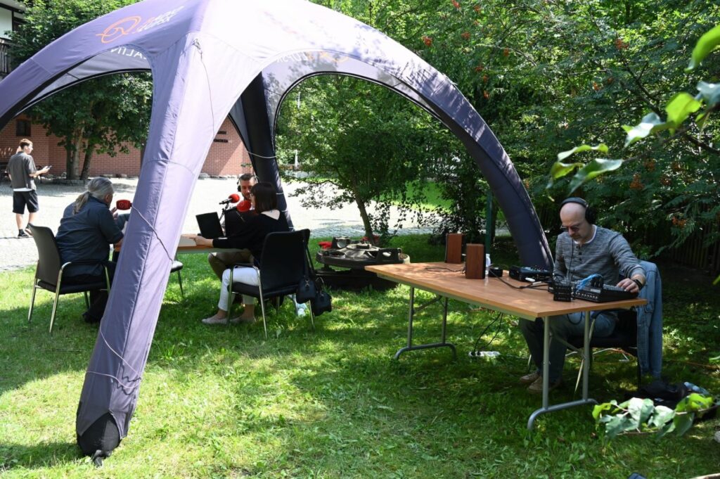 Studio plenerowe Radia Koszalin na dziedzińcu Muzeum w Koszalinie (kliknięcie spowoduje powiększenie zdjęcia).