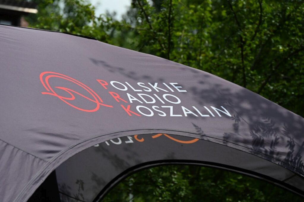 Zadaszenie namiotu studia plenerowego Radia Koszalin z logiem radia (kliknięcie spowoduje powiększenie zdjęcia).