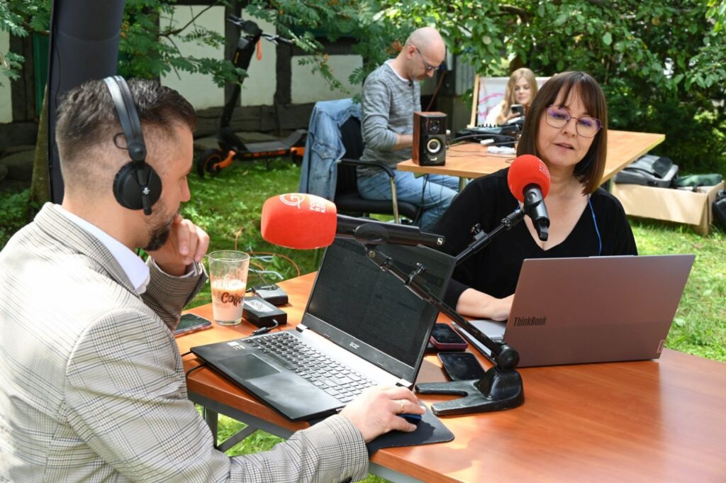 Reporterzy Radia Koszalin w studiu plenerowym na dziedzińcu Muzeum w Koszalinie (kliknięcie spowoduje powiększenie zdjęcia).