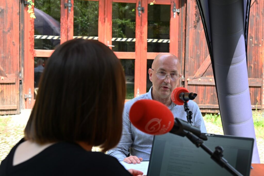 Arkadiusz Wesołowski przed mikrofonem w studiu plenerowym Radia Koszalin (kliknięcie spowoduje powiększenie zdjęcia).