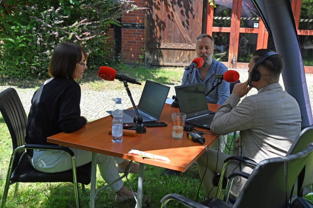 Jacek Borkowski przed mikrofonem w studiu plenerowym Radia Koszalin (kliknięcie spowoduje powiększenie zdjęcia).