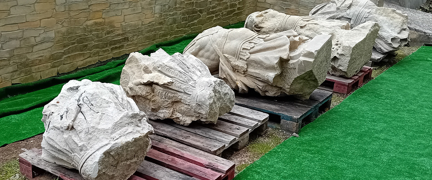 Fragmenty pomnika Fryderyka Wilhelma zdeponowane w Muzeum w Koszalinie.