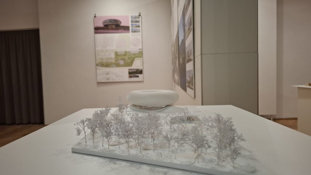 Makieta pracy konkursowej Ekofuturium. W tle plansza z grafikami.