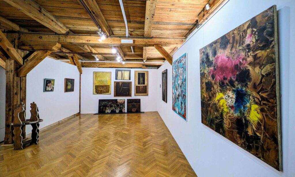 Po prawej i na wprost wiszące na ścianie malowidła sztuki współczesnej - kliknij aby powiększyć zdjęcie.