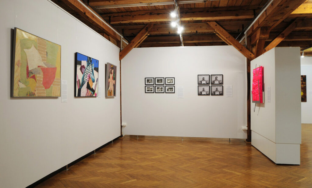 Na ściankach wystawowych wiszą obrazy i fotografie - kliknij aby powiększyć zdjęcie.