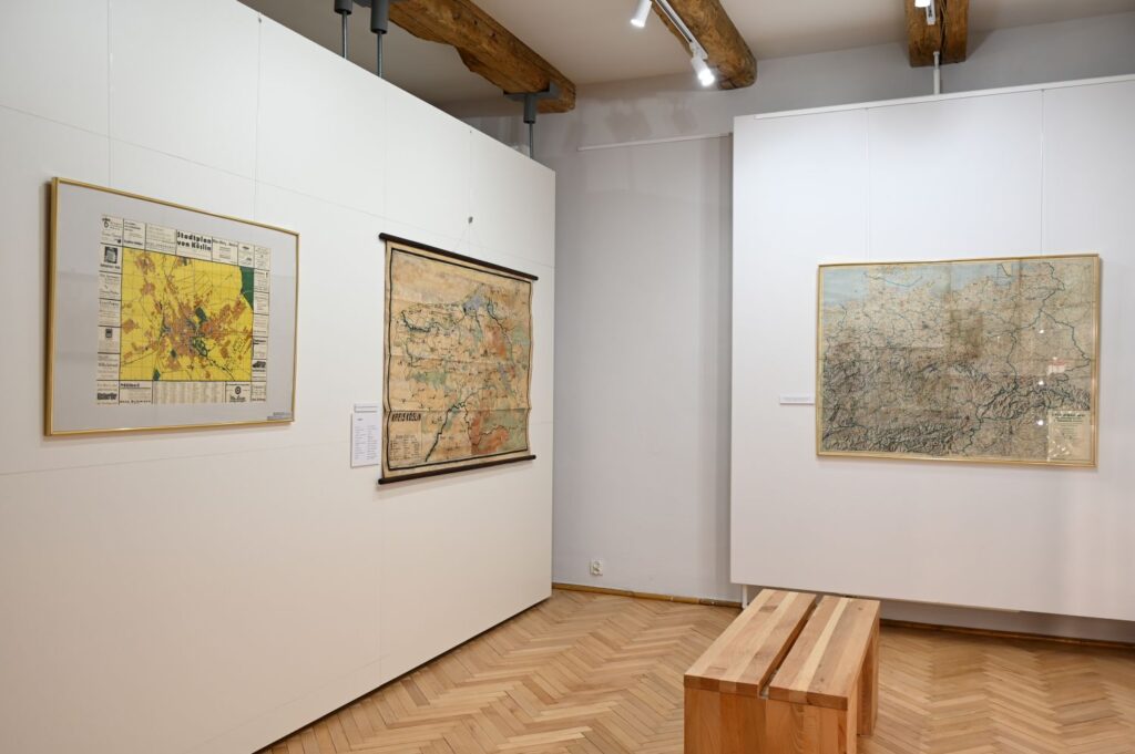 Na ścianach wystawowych wiszą mapy i plany Koszalina oraz okolic (kliknięcie spowoduje powiększenie zdjęcia).