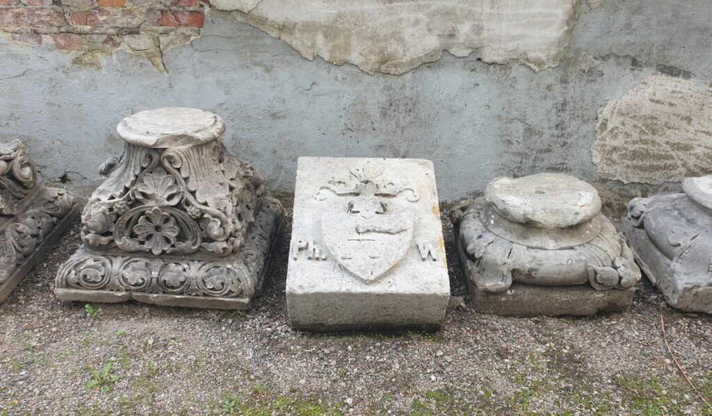 Trzy elementy wystawy - kapitele i kartusz z herbem roku Wahnschaffe z pałacu w Boninie (kliknięcie spowoduje powiększenie zdjęcia).