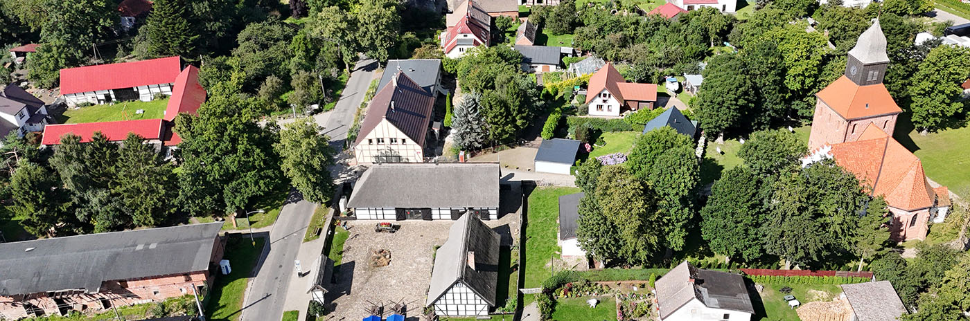 Zabudowania Zagrody Jamneńskiej. Po prawej kościół w Jamnie, w tle inne budynki Jamna.