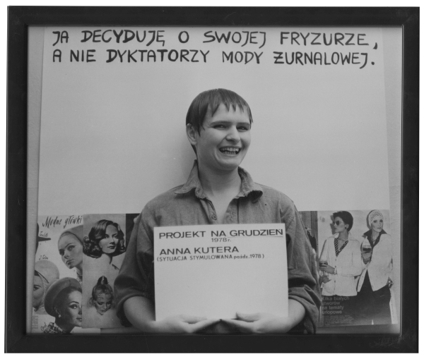 Kobieta trzyma planszę „Projekt na grudzień 1978”, stojąc na tle zdjęć fryzur i hasła o samodzielnym wyborze uczesania (kliknięcie powiększy zdjęcie).