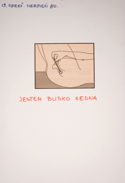 Grafika z cyklu „Osieki, sierpień 80” przedstawiająca szkic kobiecego łona w prostokątnej ramce; pod obrazkiem znajduje się napis: „JESTEM BLISKO SEDNA” (kliknięcie powiększy zdjęcie).