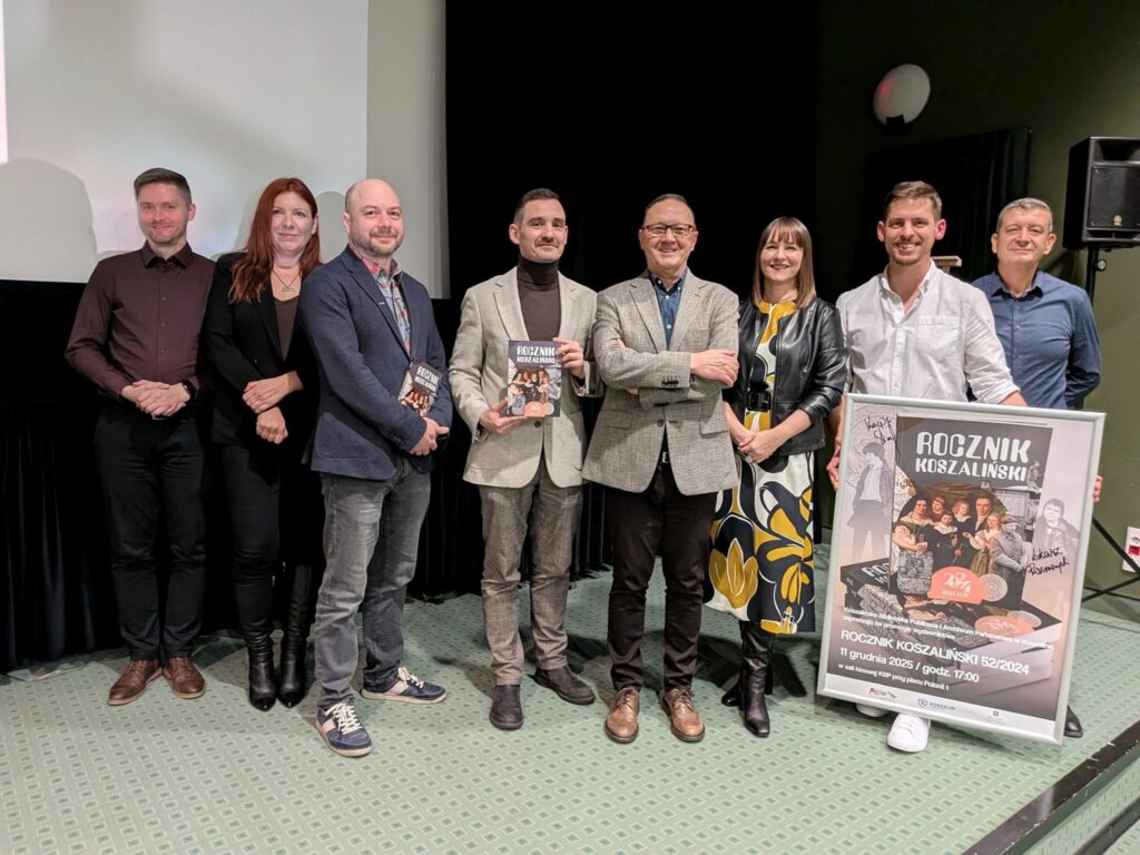Autorzy artykułów stoją wspólnie na scenie po zakończeniu wydarzenia, obok plakatu promującego publikację (kliknięcie powiększy zdjęcie)