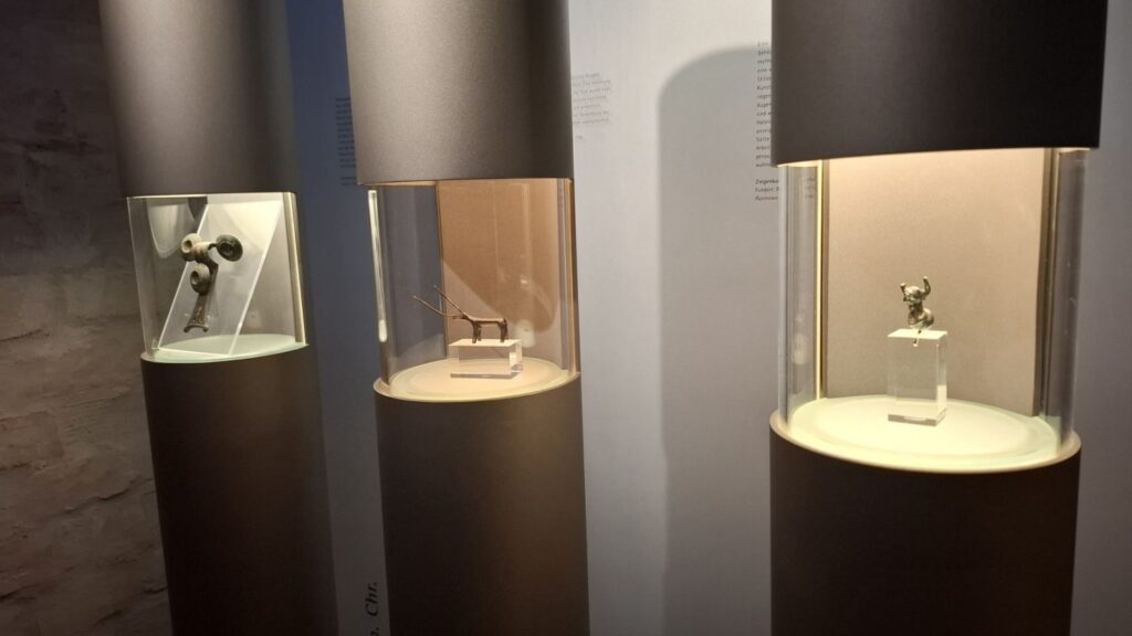 Niewielkie obiekty archeologiczne eksponowane w podświetlanych gablotach (kliknięcie powiększy zdjęcie)