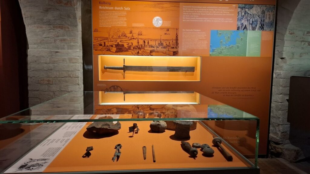 Ekspozycja archeologiczna z narzędziami i drobnymi przedmiotami umieszczonymi w przeszklonej gablocie (kliknięcie powiększy zdjęcie)