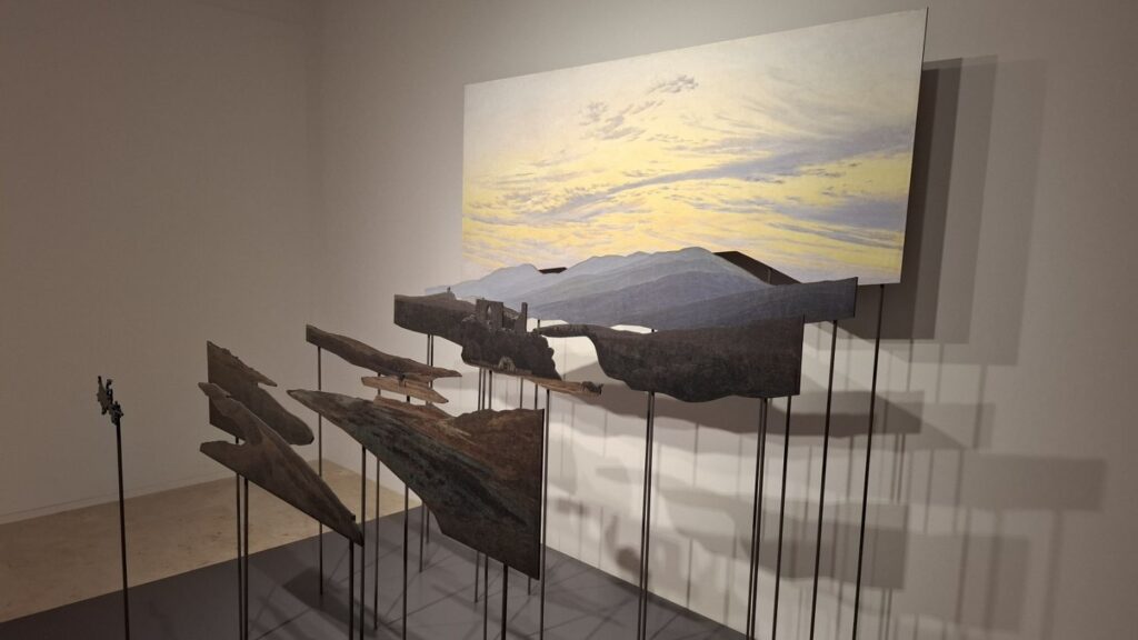 Instalacja artystyczna z elementami krajobrazu, ustawionymi na metalowych stelażach (kliknięcie powiększy zdjęcie)