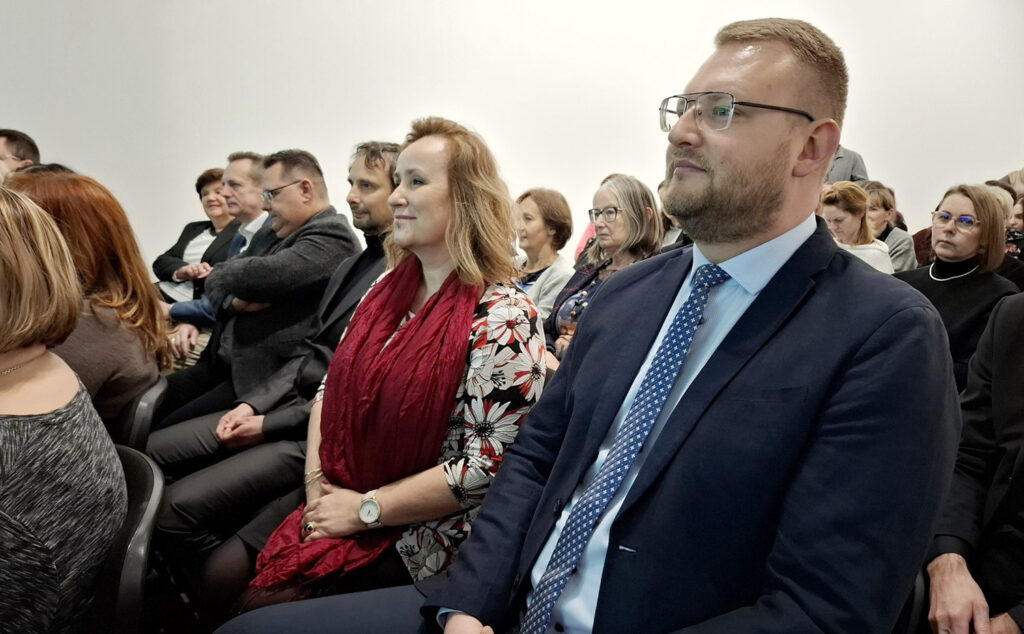 Publiczność siedząca w sali podczas uroczystości wręczenia nagród. Osoby uważnie słuchają wystąpienia (kliknięcie powiększy zdjęcie)