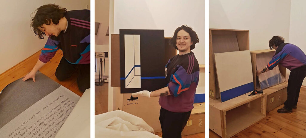 Kolaż trzech zdjęć dokumentujących przygotowanie wystawy: po lewej osoba klęczy na podłodze i układa planszę z tekstem, w środku trzyma oprawiony obraz i uśmiecha się do aparatu, po prawej wyjmuje zapakowany element ekspozycji z drewnianej skrzyni.