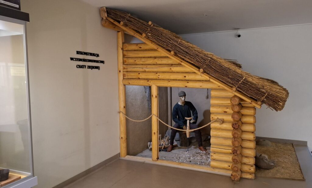 Rekonstrukcja wczesnośredniowiecznej chaty zrębowej (kliknięcie powiększy zdjęcie)