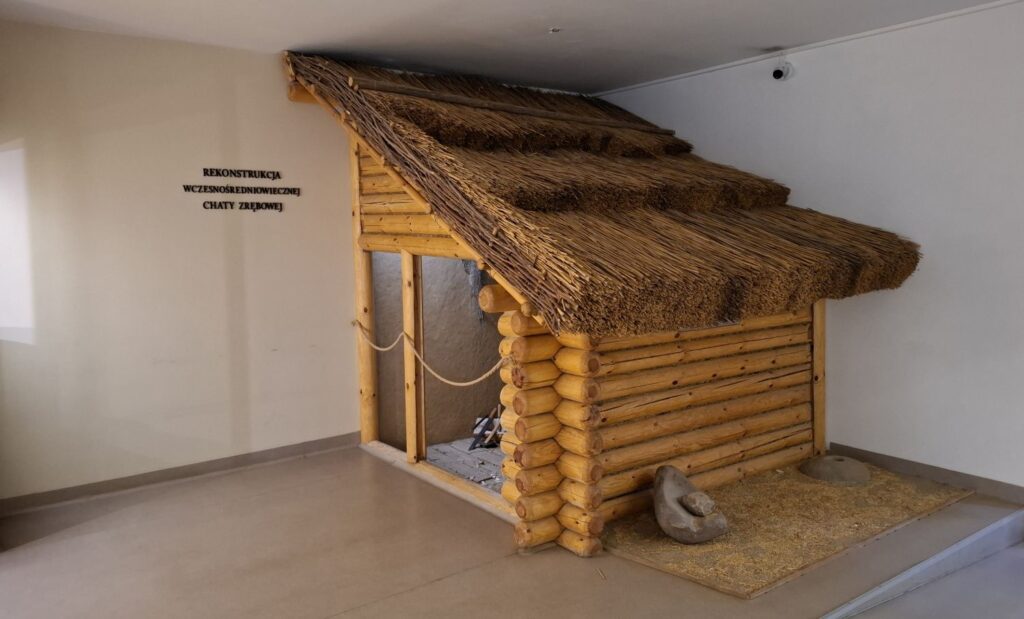 Rekonstrukcja wczesnośredniowiecznej chaty zrębowej (kliknięcie powiększy zdjęcie)