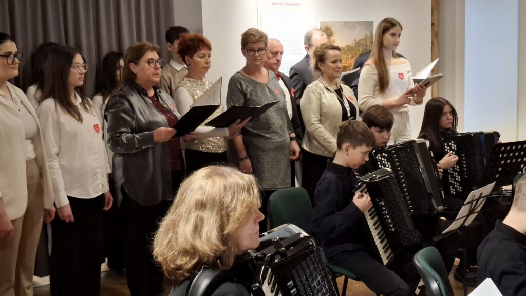 Chór i młodzi muzycy z akordeonami wykonujący utwory podczas koncertu w galerii (kliknięcie powiększy zdjęcie)