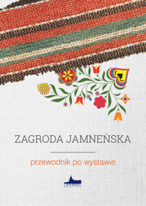 Okładka publikacji „Zagroda Jamneńska. Przewodnik po wystawie”. Na jasnym tle widoczny fragment barwnej tkaniny jamneńskiej oraz stylizowany motyw kwiatowy inspirowany haftem jamneńskim, umieszczony nad tytułem publikacji.