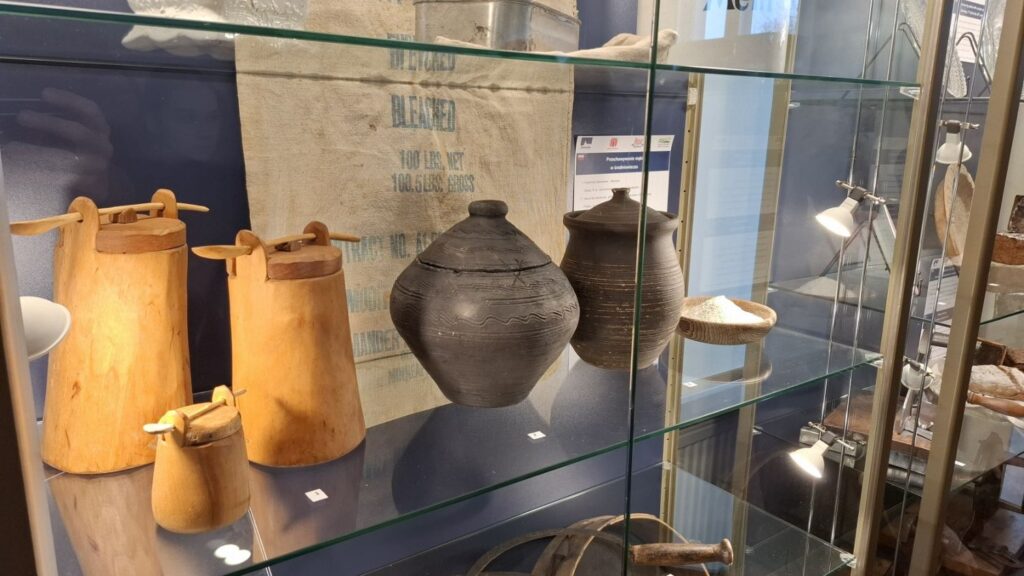 Drewniane i ceramiczne naczynia oraz przyrządy związane z przygotowaniem żywności w gablocie (kliknięcie powiększy zdjęcie).