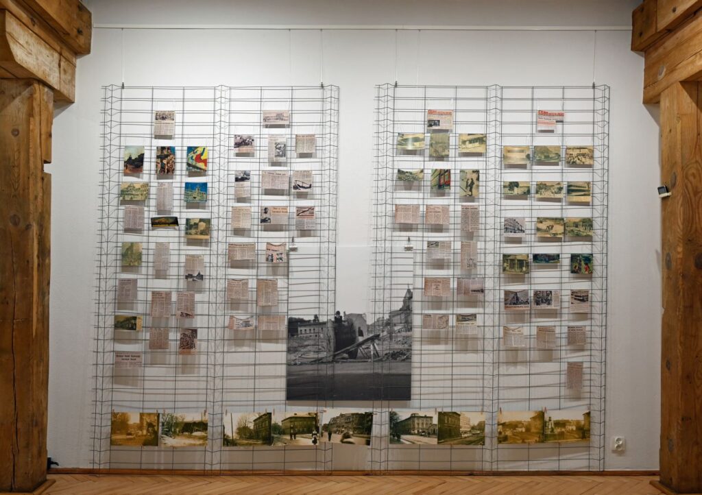 Fragment wystawy z archiwalnymi fotografiami, pocztówkami i reprodukcjami przedstawiającymi historię Koszalina prezentowanymi na panelach ekspozycyjnych (kliknięcie powiększy zdjęcie).