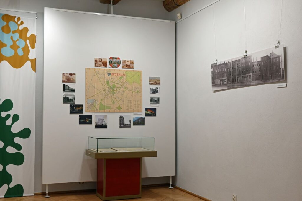 Część ekspozycji z planem Koszalina, archiwalnymi fotografiami miasta oraz gablotą prezentującą materiały historyczne (kliknięcie powiększy zdjęcie).