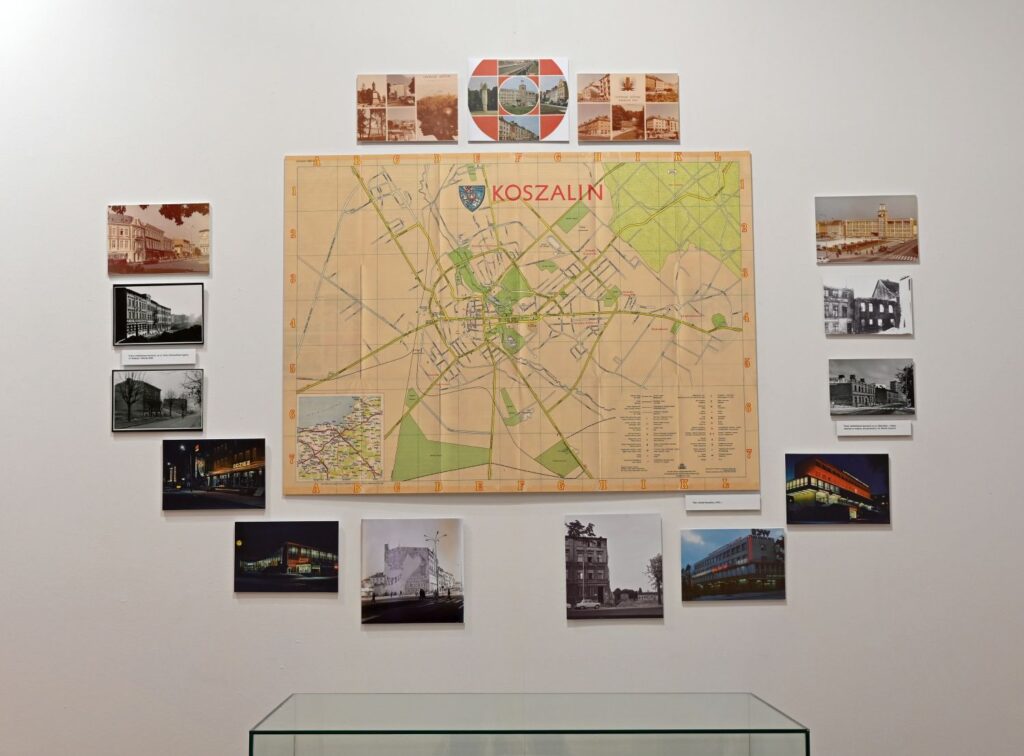 Widok planszy z historycznym planem Koszalina otoczonym archiwalnymi i współczesnymi fotografiami najważniejszych miejsc w mieście (kliknięcie powiększy zdjęcie).