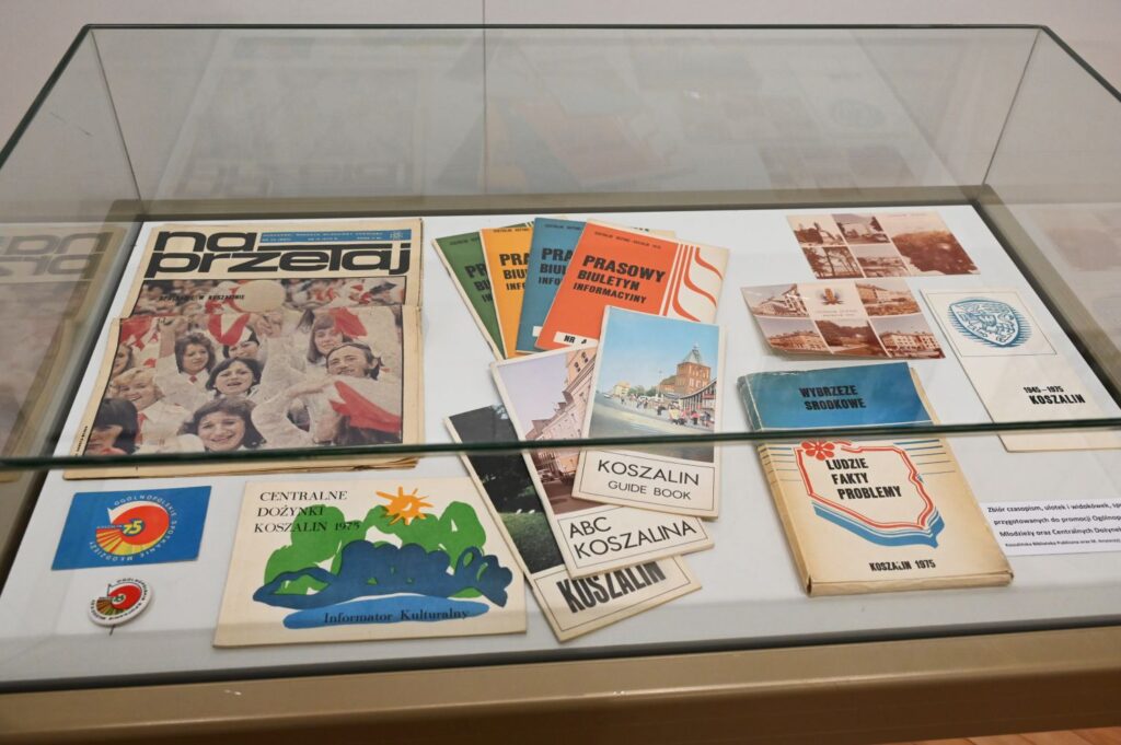 Gablota z czasopismami, publikacjami, odznakami i materiałami promocyjnymi poświęconymi historii dożynek i regionu (kliknięcie powiększy zdjęcie).