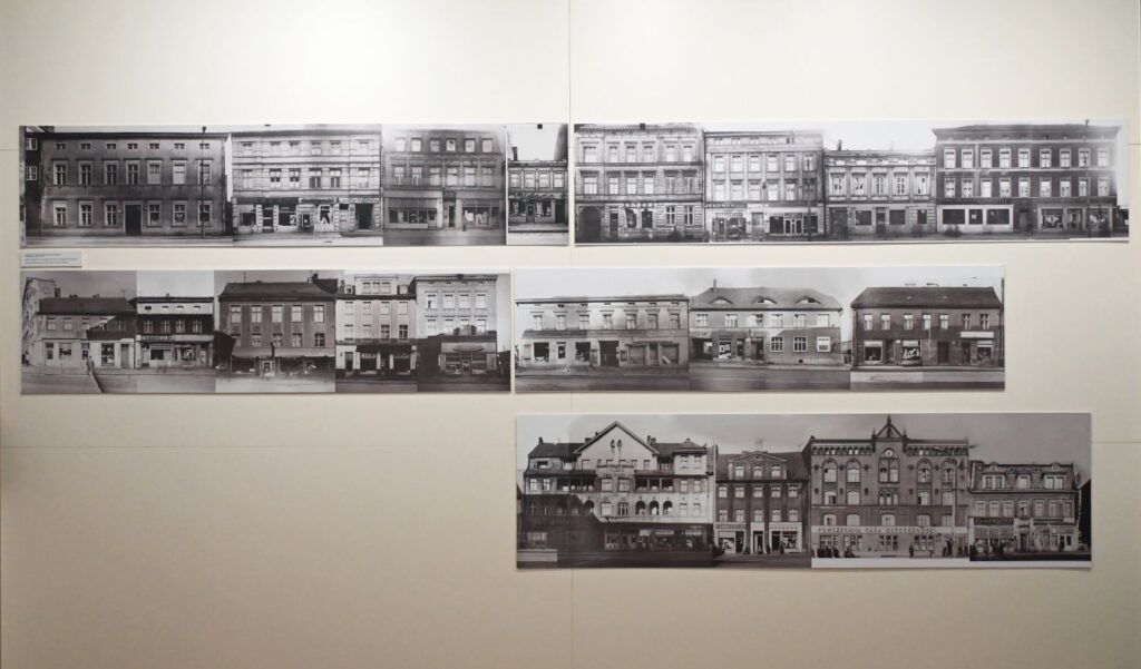Plansza prezentująca zestaw archiwalnych panoram i fotografii zabudowy miejskiej Koszalina z różnych okresów historycznych (kliknięcie powiększy zdjęcie).