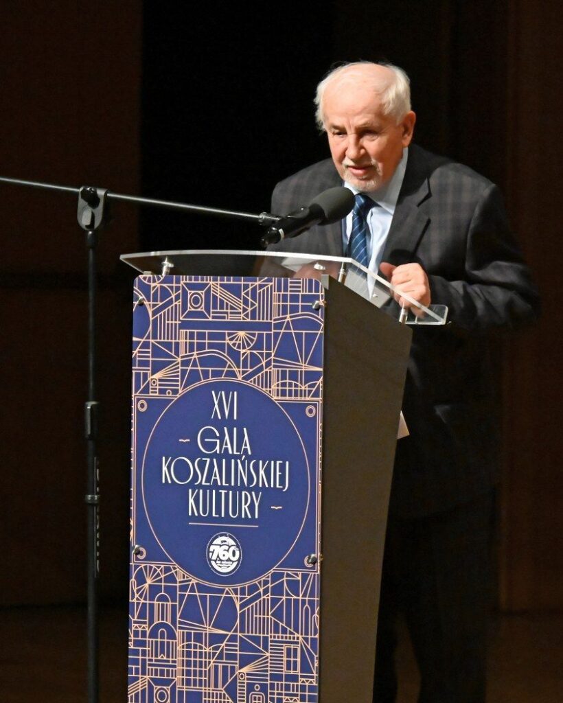 Ignacy Skrzypek przemawia przy mównicy podczas Gali Koszalińskiej Kultury (kliknięcie powiększy zdjęcie).