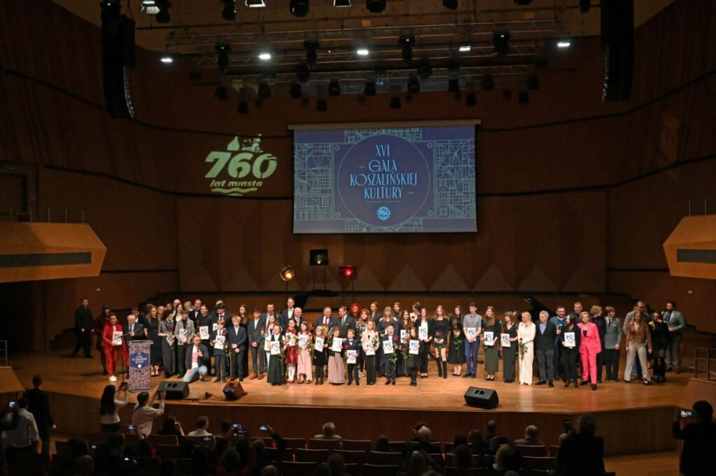 Wspólne zdjęcie wszystkich laureatów na dużej scenie podczas Gali Koszalińskiej Kultury (kliknięcie powiększy zdjęcie).